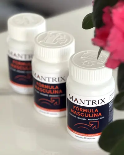 Tres frascos blancos con etiqueta azul marino sobre una mesa clara
