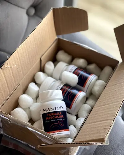 Caja de cartón abierta con frascos entre relleno de espuma