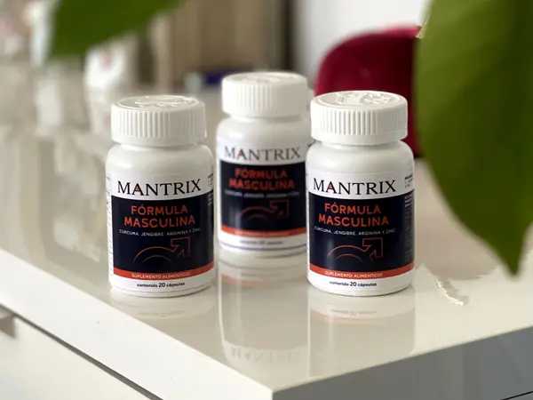 Tres frascos blancos de MANTRIX Fórmula Masculina con etiqueta azul marino
